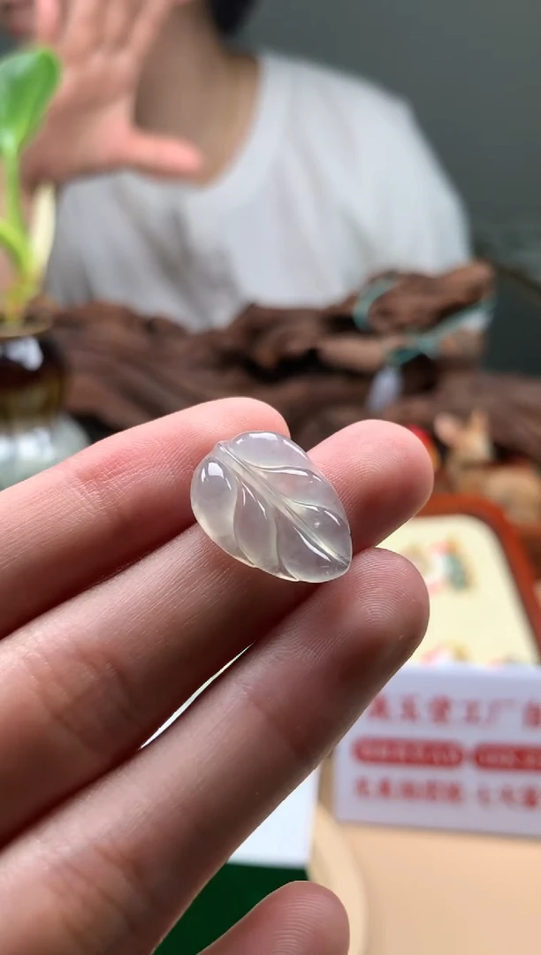 翡翠未镶嵌颈饰叶子