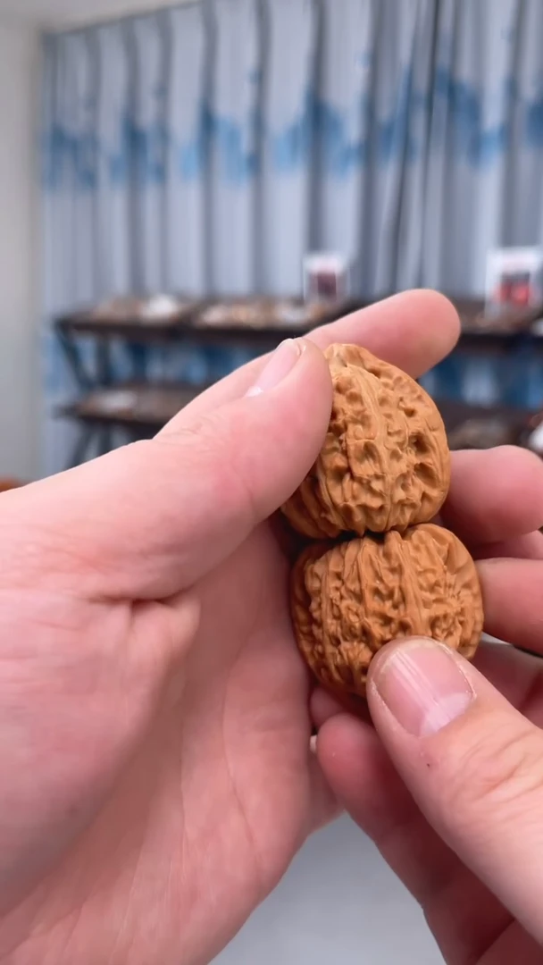 【闪购商品】文玩核桃把件三角白高桩把件