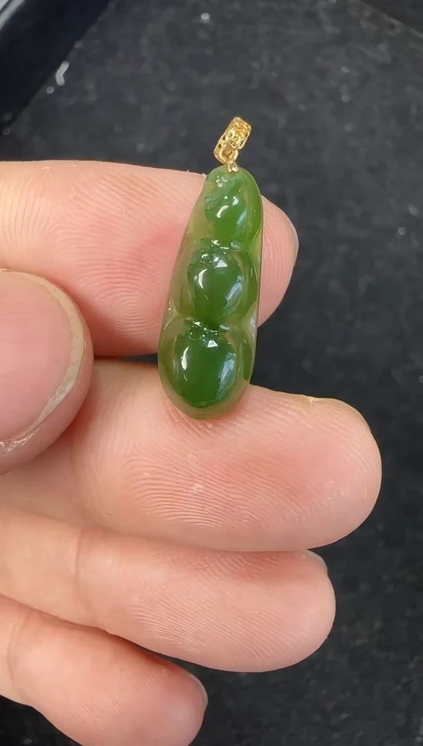 颈饰18K金镶嵌和田玉豆子