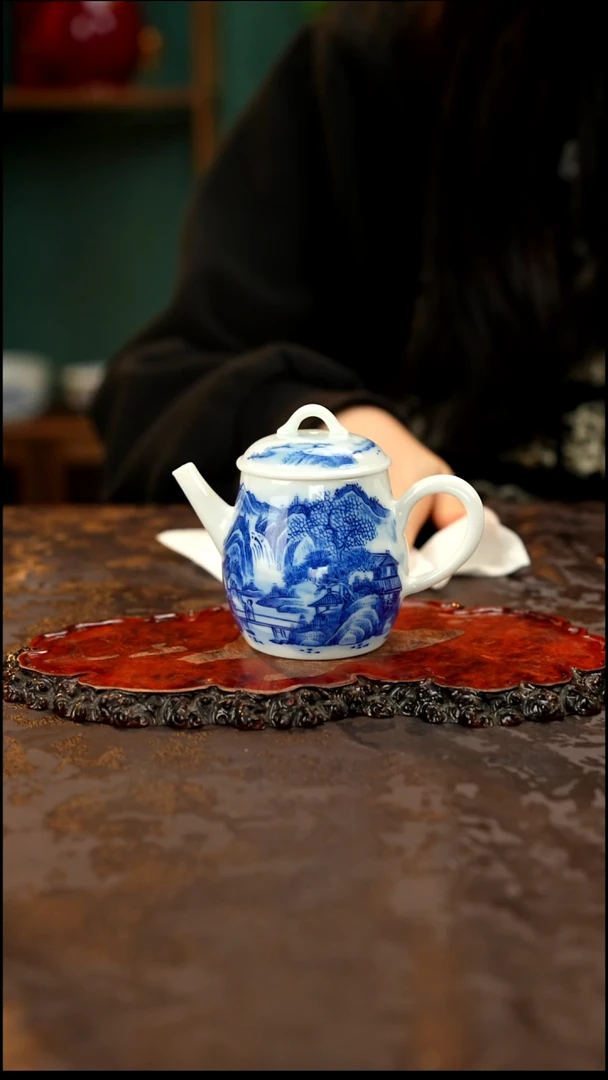 青花手绘山水茶壶