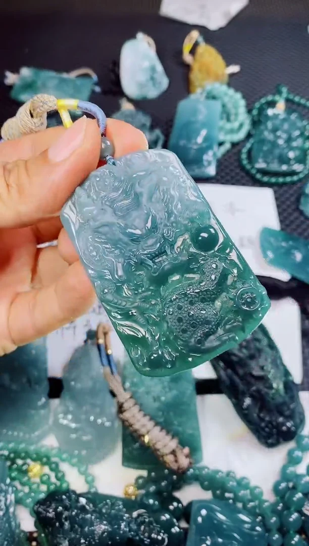 翡翠未镶嵌颈饰