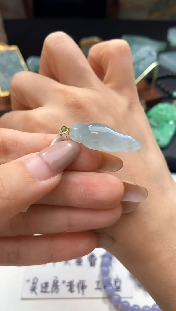 颈饰18K金镶嵌翡翠海豹设计款