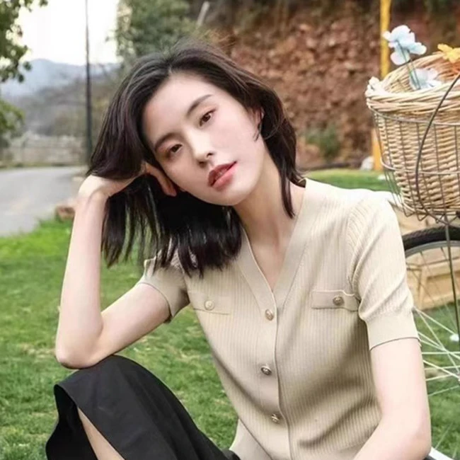 职业阿玛诗官2025春秋季新款短款修身冰丝针织衫V领短袖开衫女款