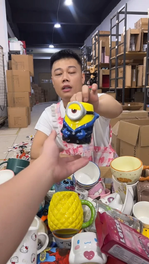 瓷片万圣节小黄人水杯 有冰裂