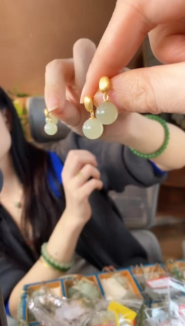 颈饰未镶嵌和田玉银镶路路通和田玉耳钉