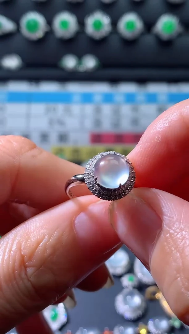 18K金镶嵌戒指翡翠18K翡翠伴钻