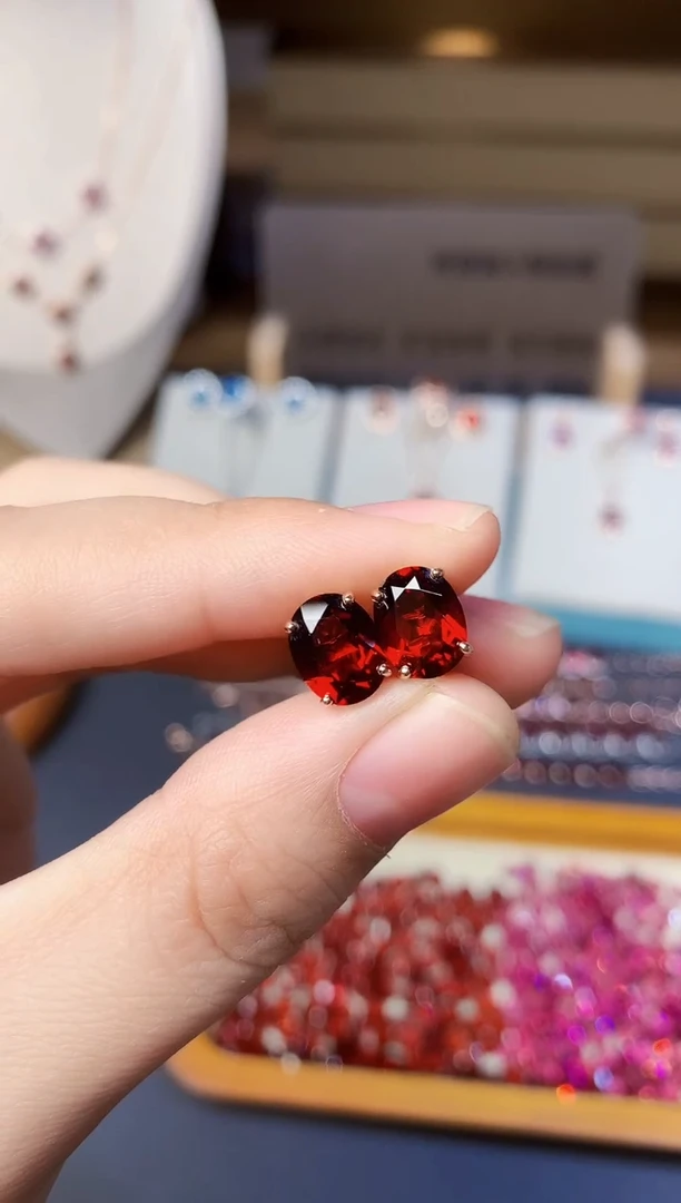 银S925镶嵌耳钉石榴石天然