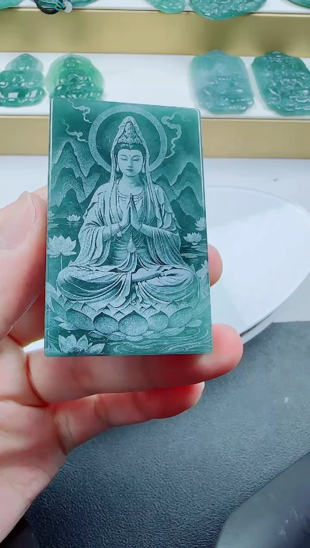 翡翠未镶嵌颈饰方观音