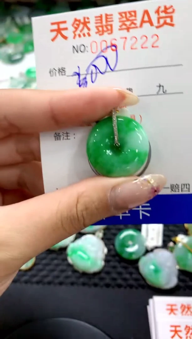 翡翠18K金镶嵌颈饰1111111111111111