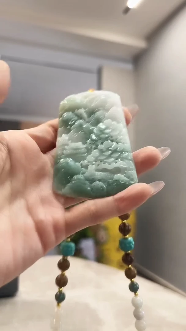 翡翠未镶嵌颈饰山水