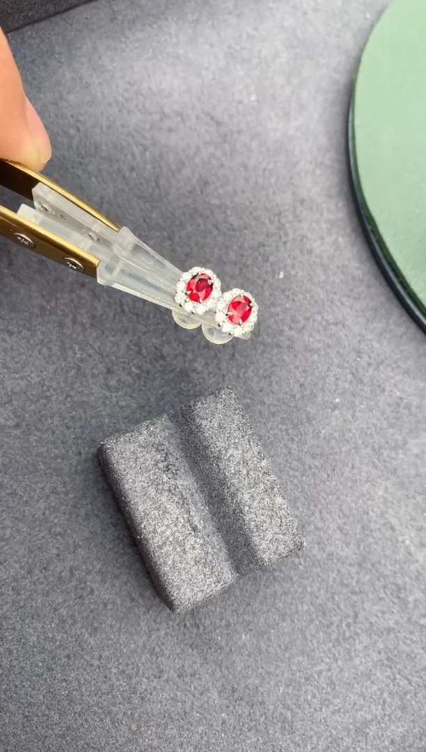 【闪购商品】红宝石耳饰18K金镶嵌60分无烧鸽血红耳钉