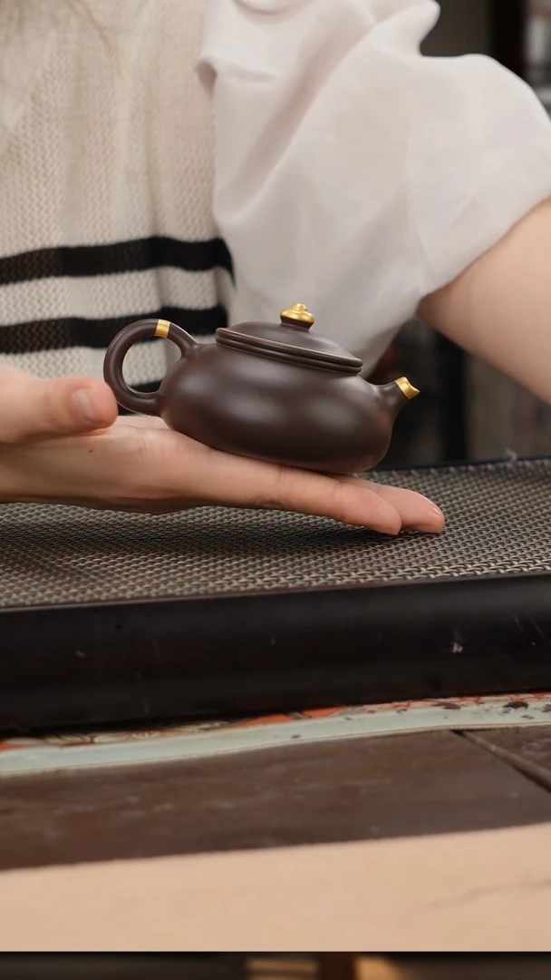 茶壶紫砂四号井茄皮紫泥描金寒江130cc