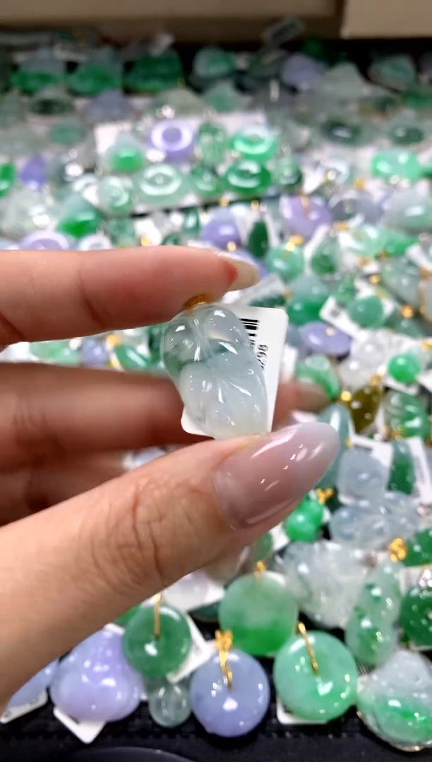 颈饰18K金镶嵌翡翠1111111111111111