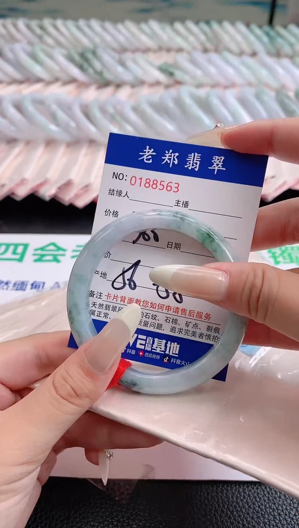 翡翠手镯未镶嵌AAAAAAAA