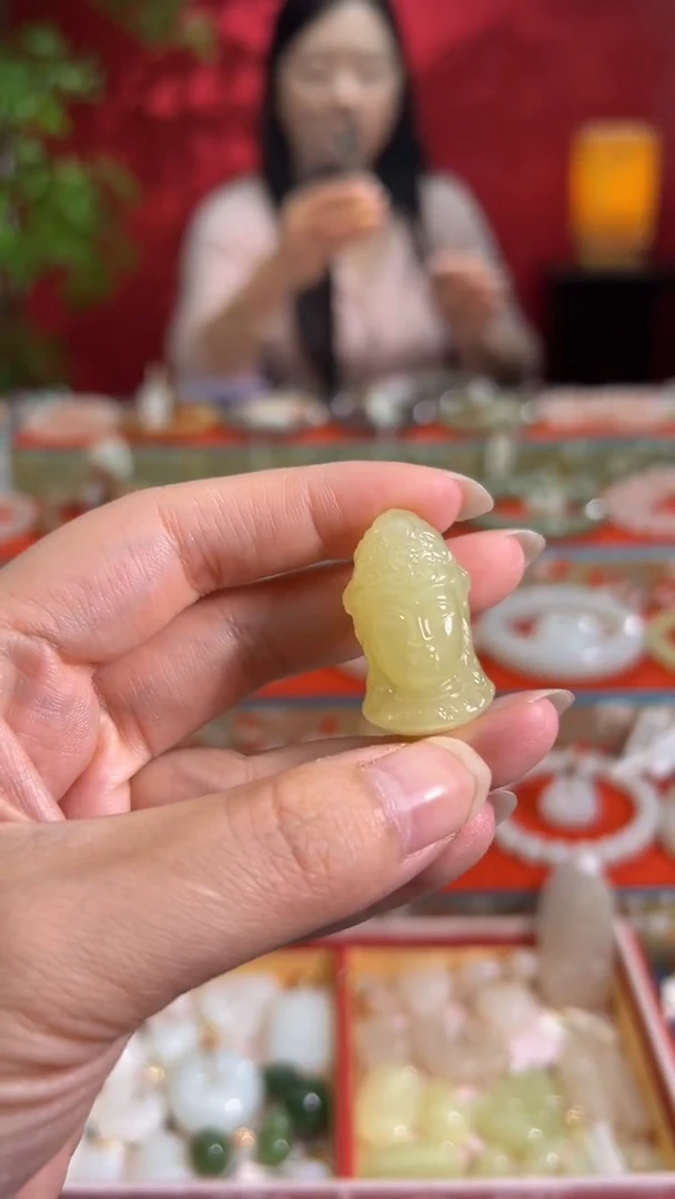 颈饰未镶嵌和田玉锦*?黄口佛头