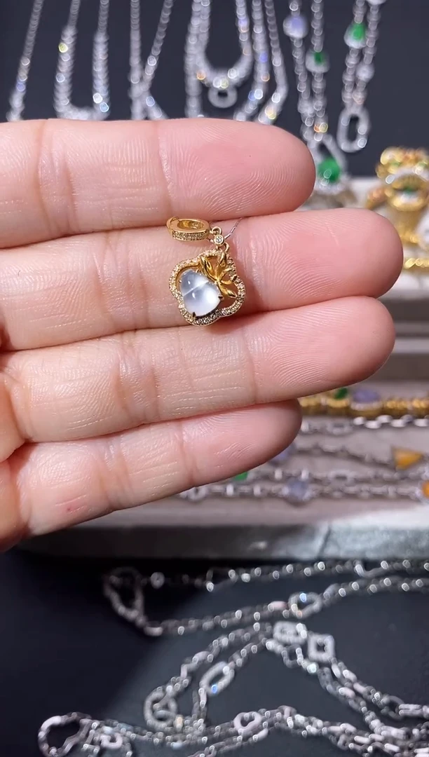颈饰18K金镶嵌翡翠吊坠
