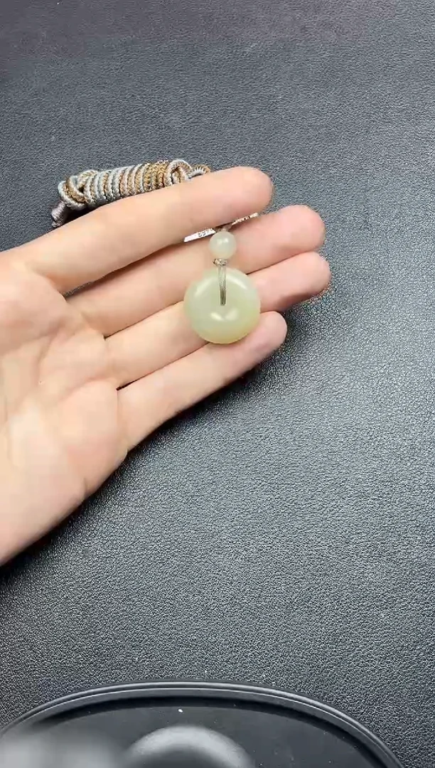 吊坠(赠链)未镶嵌和田玉指**过且末微色差迪克兰一细平安扣