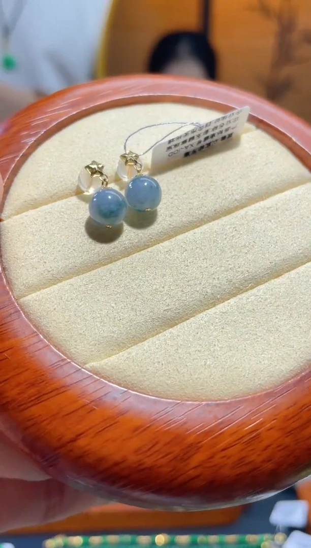 颈饰18K金镶嵌翡翠耳钉