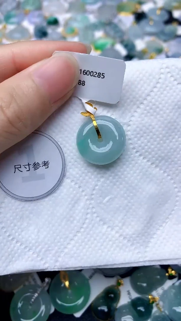 颈饰18K金镶嵌翡翠天然A货翡翠