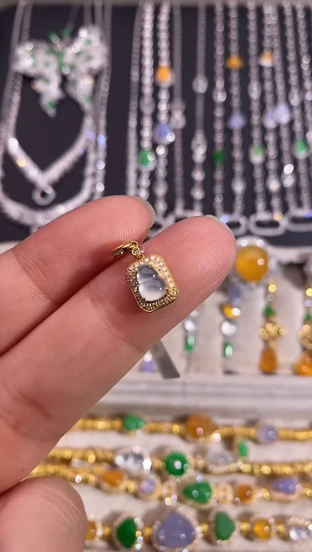 颈饰18K金镶嵌翡翠吊坠