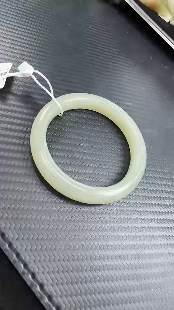 和田玉手镯未镶嵌且末微色差高青白59+手镯