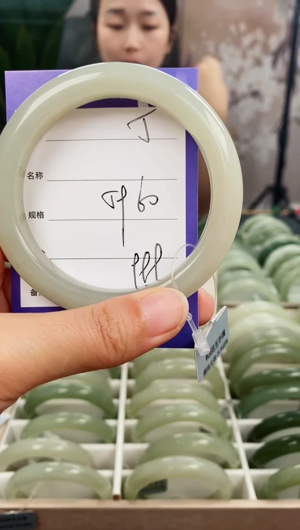 未镶嵌手镯和田玉微色差5