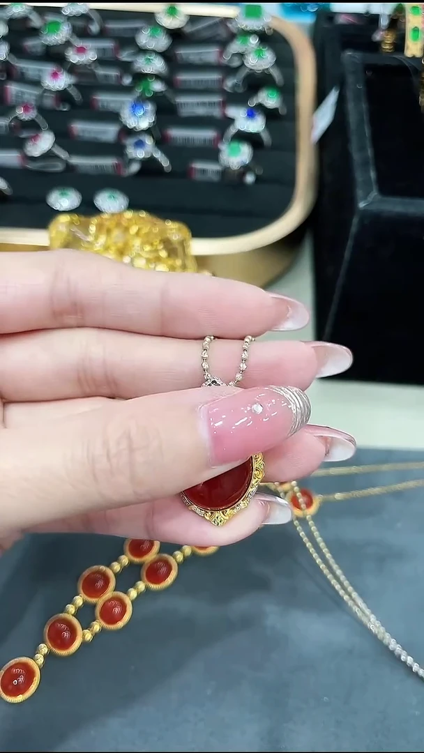 南红玛瑙吊坠（不含链）18K金镶嵌1