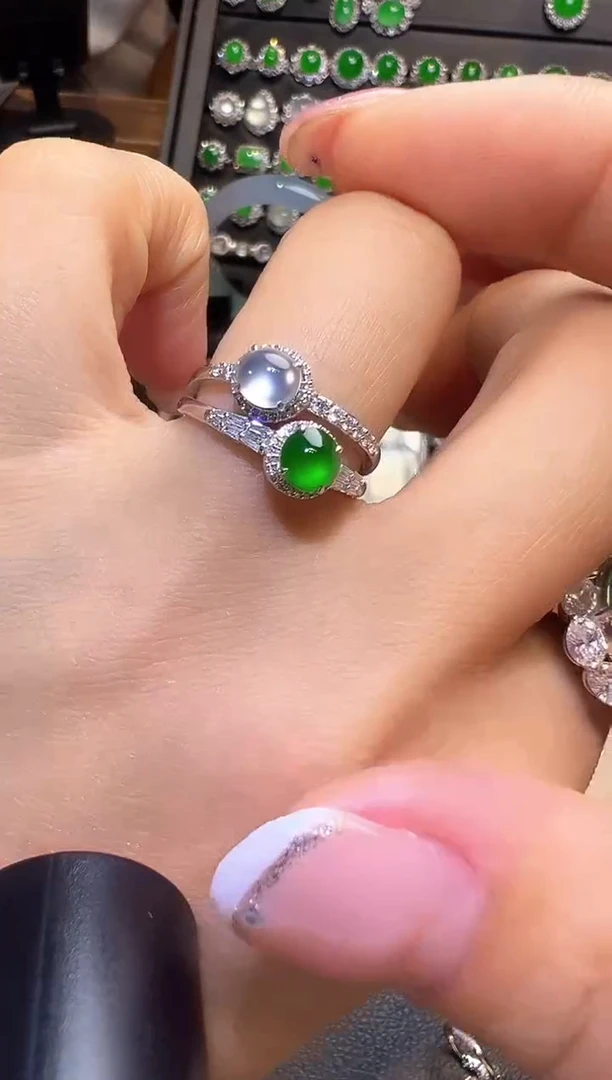 18K金镶嵌戒指翡翠蛋面