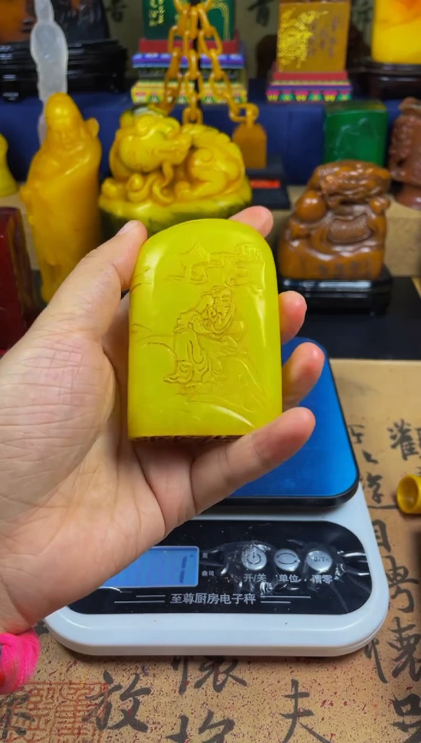 寿山石印石鸡油黄薄意雕随形
