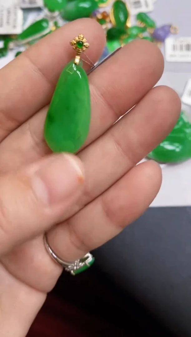 翡翠18K金镶嵌颈饰瓜