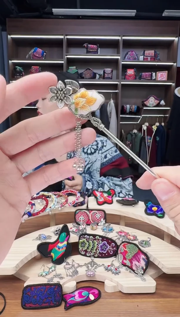 织绣81蒙阿苏苗绣传承店