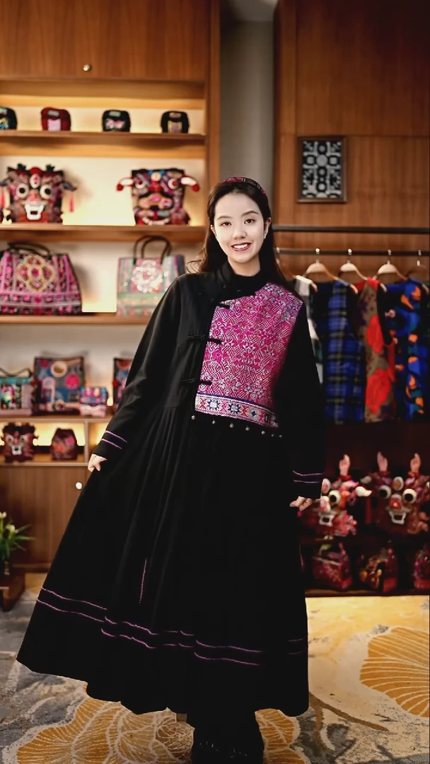 刺绣私人定制苗族手工衣服Z9059