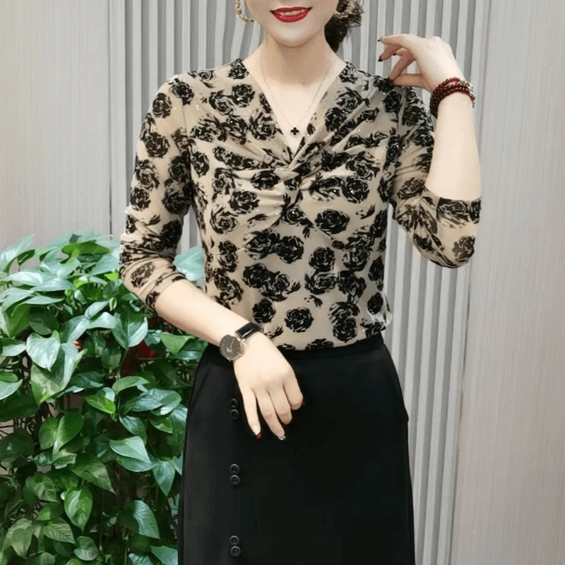 秋季新款时尚V领褶皱玫瑰花上衣洋气减龄妈妈装百搭气质长袖