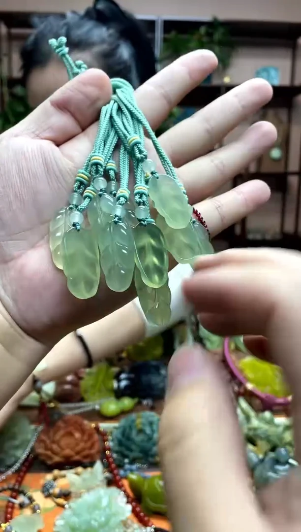 未镶嵌岫玉颈饰多样性发货发其中之一