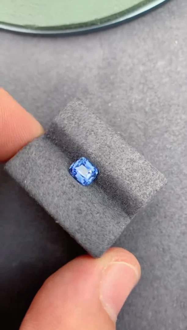 裸石蓝宝石1.04ct 无烧矢车菊蓝宝石