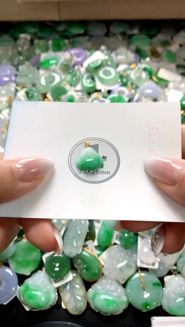 颈饰18K金镶嵌翡翠1111111111111111