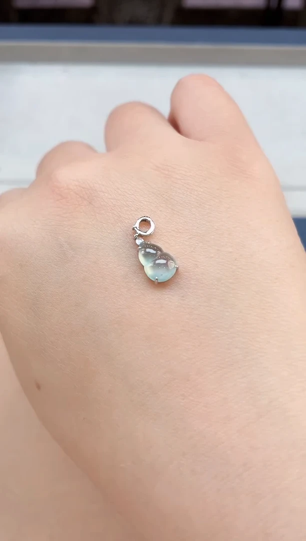 翡翠18K金镶嵌颈饰葫芦