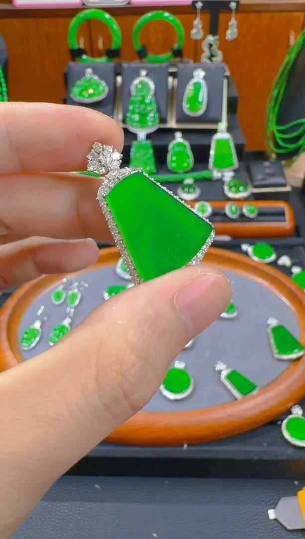 翡翠18K金镶嵌吊坠(赠链)天然a货翡翠
