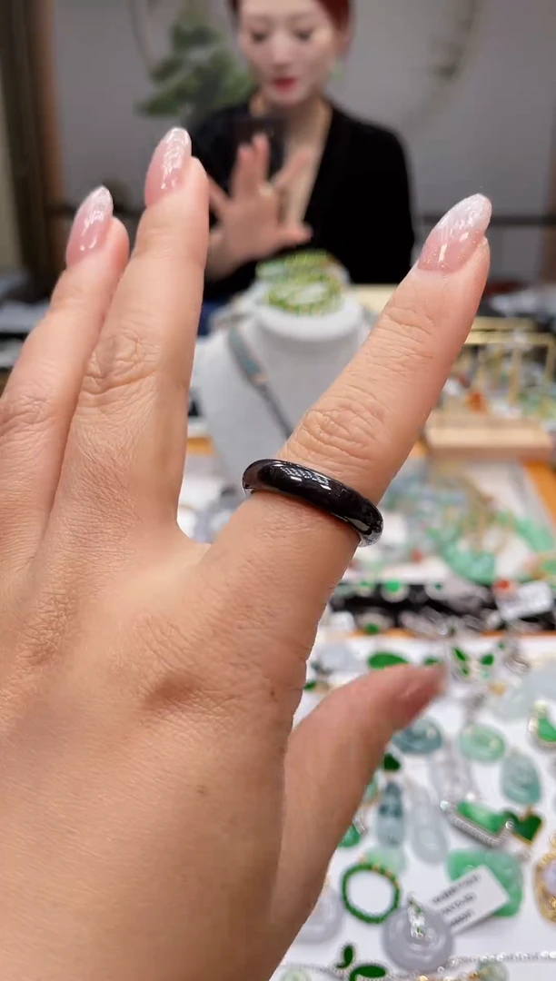 颈饰未镶嵌翡翠戒指