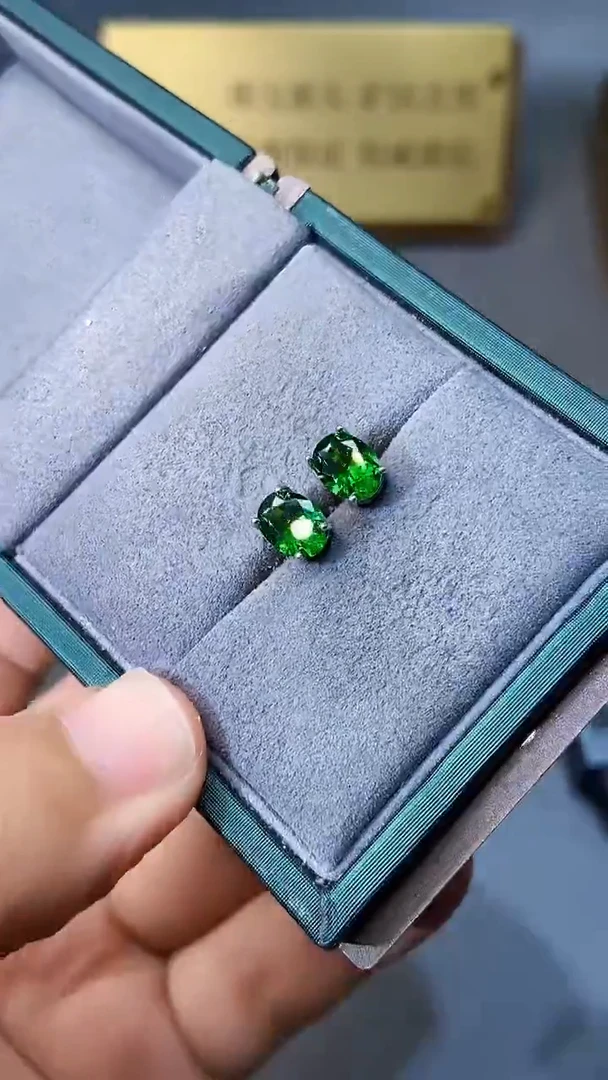 【闪购商品】透辉石耳饰银S925镶嵌354