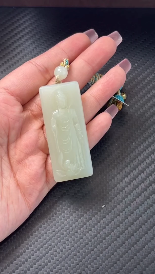 吊坠(赠链)未镶嵌和田玉且末微色差迪克兰一细吊坠