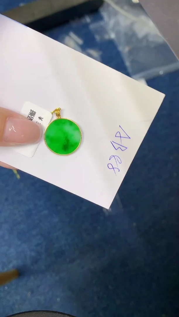 翡翠18K金镶嵌颈饰缅甸天然翡翠A货