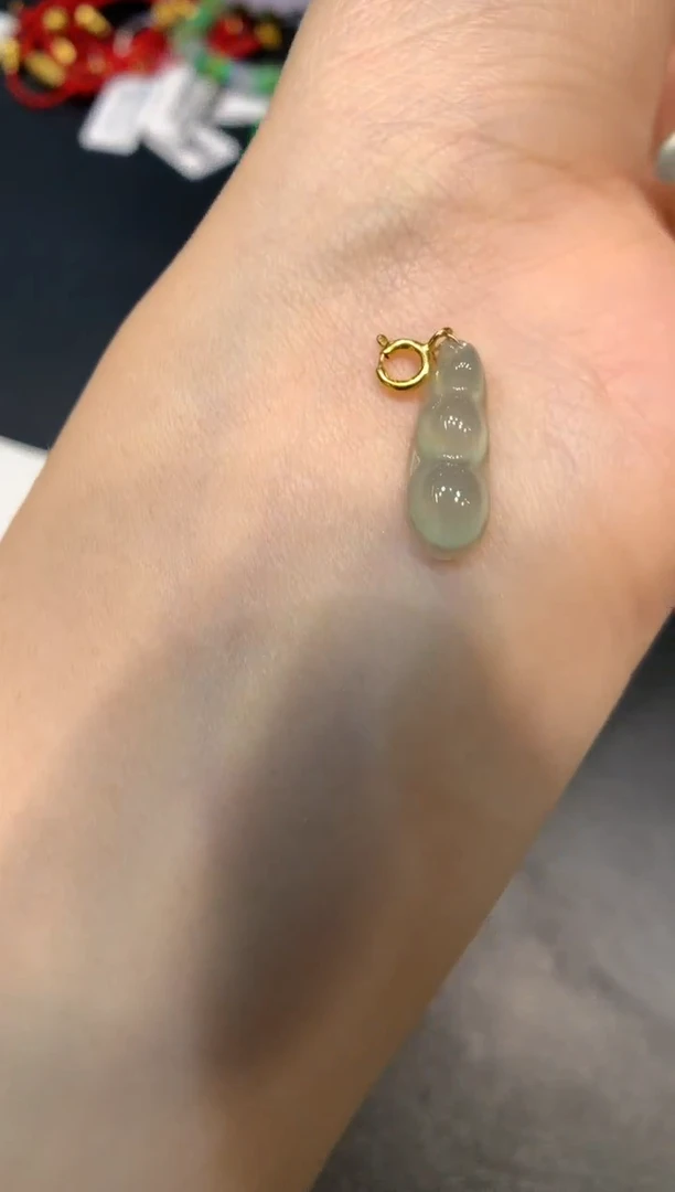 颈饰18K金镶嵌翡翠福豆