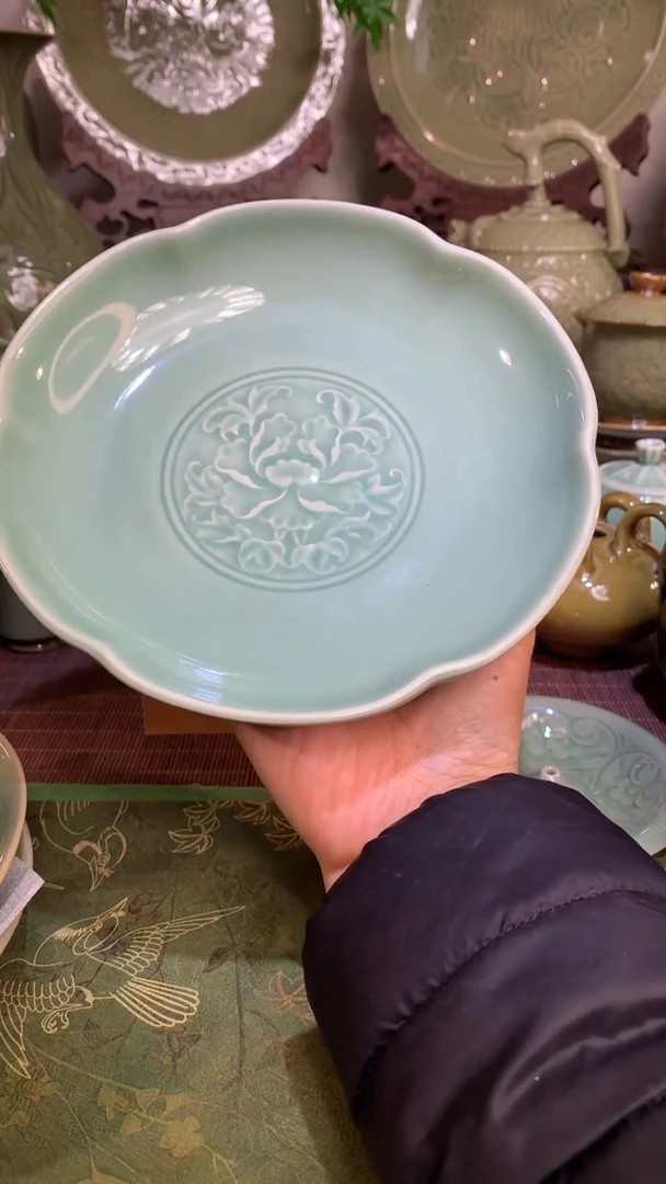 耀州窑青瓷牡丹纹花口盘18.5CM口径两只