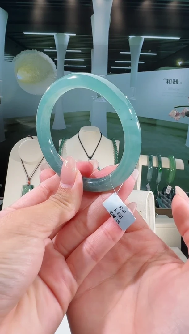 翡翠手镯未镶嵌56圈