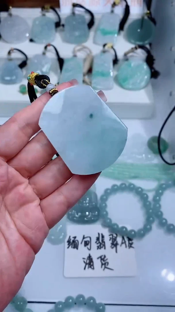 翡翠未镶嵌颈饰吊坠
