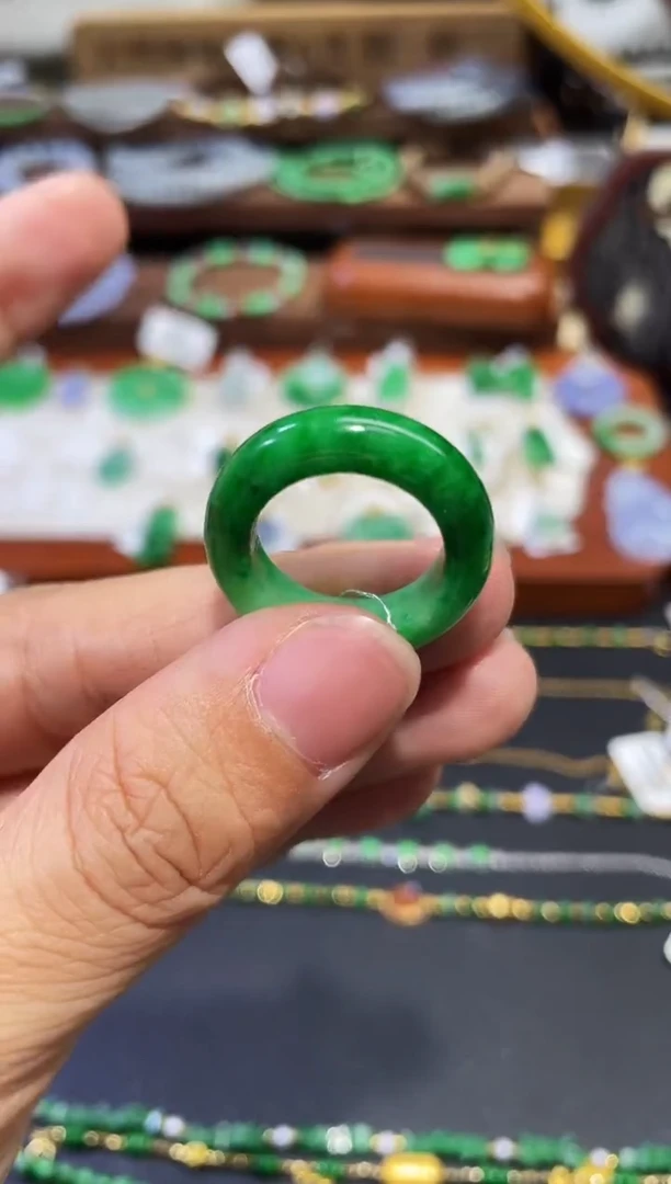 颈饰未镶嵌翡翠指环