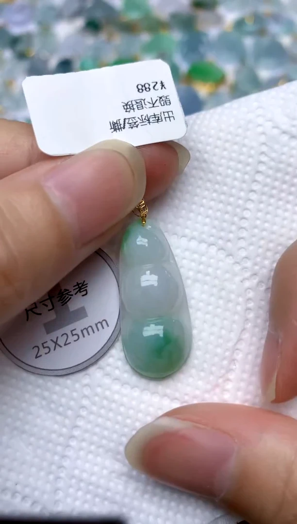 颈饰18K金镶嵌翡翠天然A货翡翠