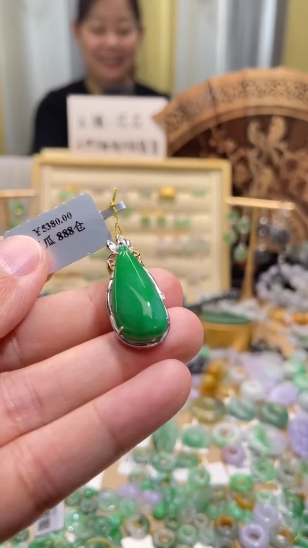 颈饰18K金镶嵌翡翠福瓜