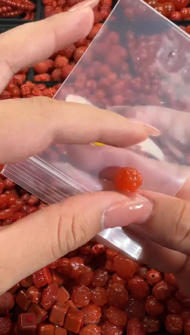 南红玛瑙未镶嵌颈饰1